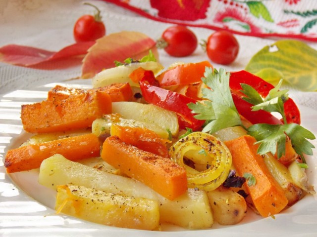 Печёная в духовке картошка с тыквой и овощами Печёная в духовке картошка с тыквой и овощами
