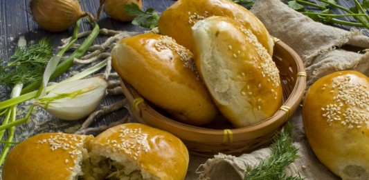 Пирожки с рисом и яйцом в духовке