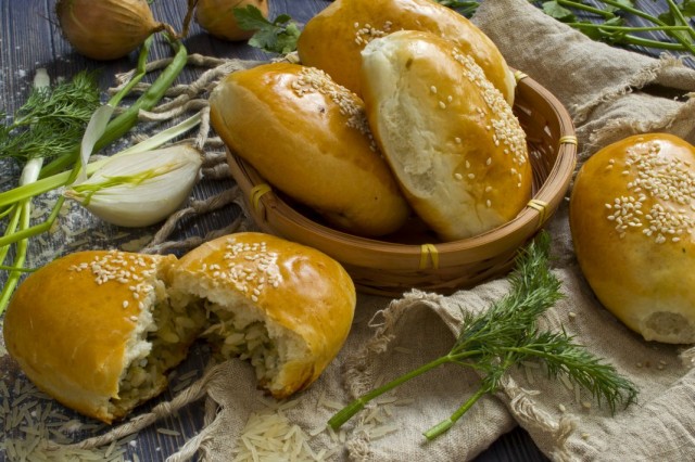 Пирожки с рисом и яйцом в духовке