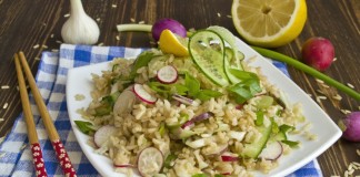 Салат постный с коричневым рисом и овощами