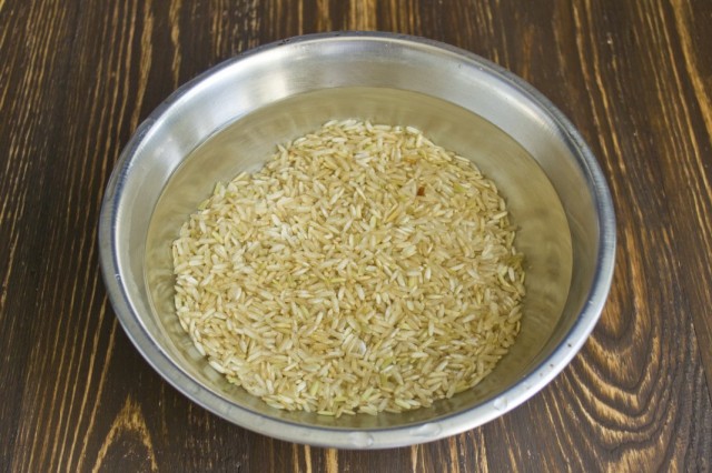 Промываем коричневый рис