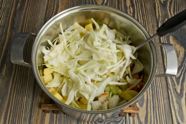 Шинкуем четверть кочана капусты Шинкуем четверть кочана капусты