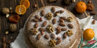 Вегетарианский торт с фруктами и орехами