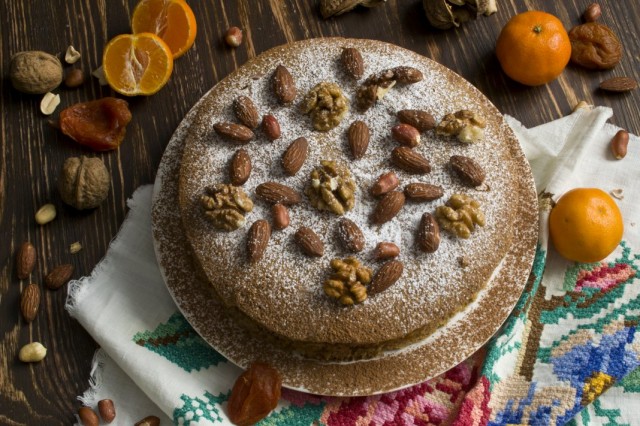 Вегетарианский торт с фруктами и орехами