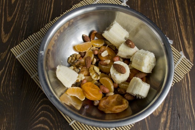 Нарезаем ингредиенты для фруктово-ореховой прослойки