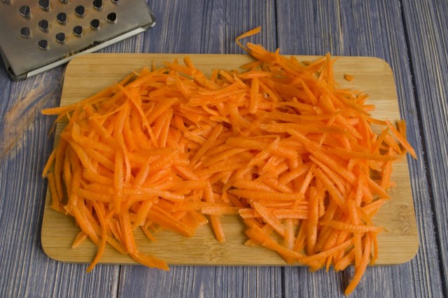 Добавляем тёртую морковь
