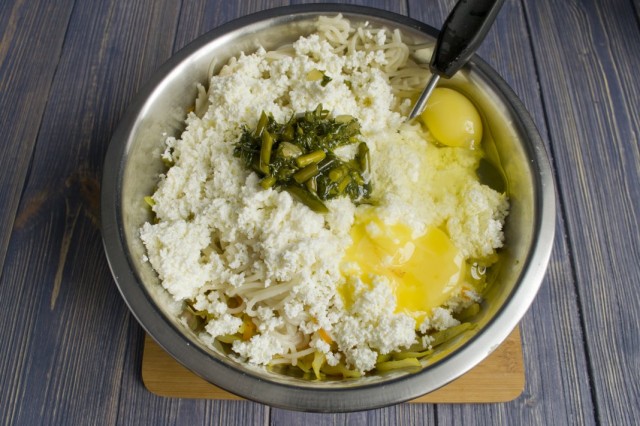 Разбиваем куриные яйца Разбиваем куриные яйца