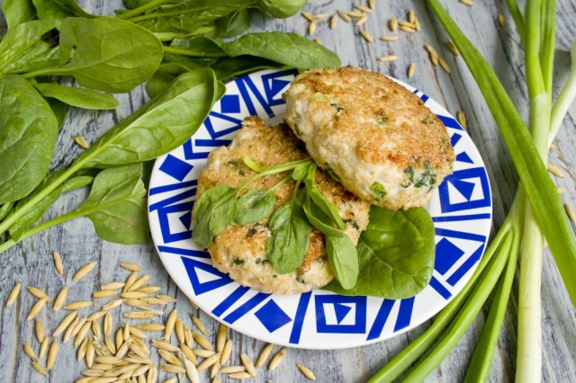 Котлеты из куриного филе со шпинатом и овсяными отрубями Котлеты из куриного филе со шпинатом и овсяными отрубями