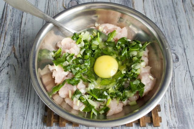 Добавляем куриное яйцо Добавляем куриное яйцо