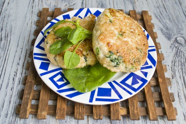 Котлеты из куриного филе со шпинатом и овсяными отрубями Котлеты из куриного филе со шпинатом и овсяными отрубями