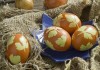 Крашеные яйца к Пасхе украшенные листиками петрушки