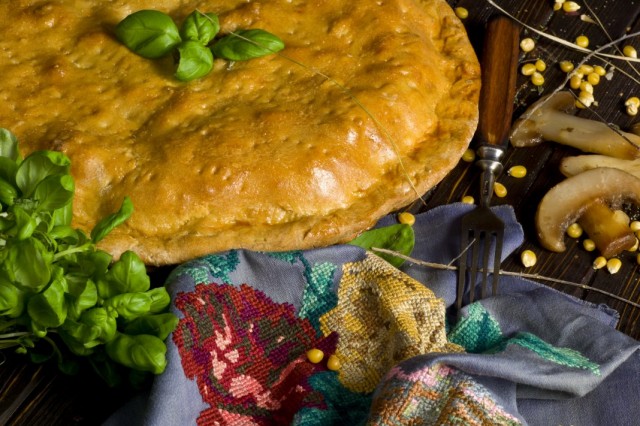 Пирог с мясом и грибами в духовке