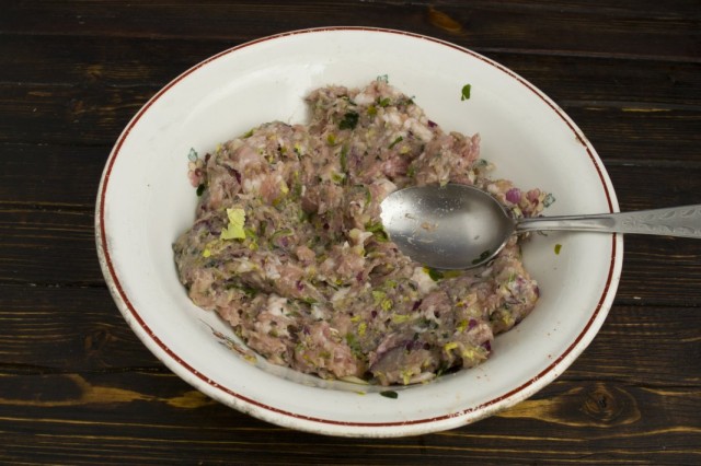 Проворачиваем мясо в фарш и обжариваем Проворачиваем мясо в фарш и обжариваем