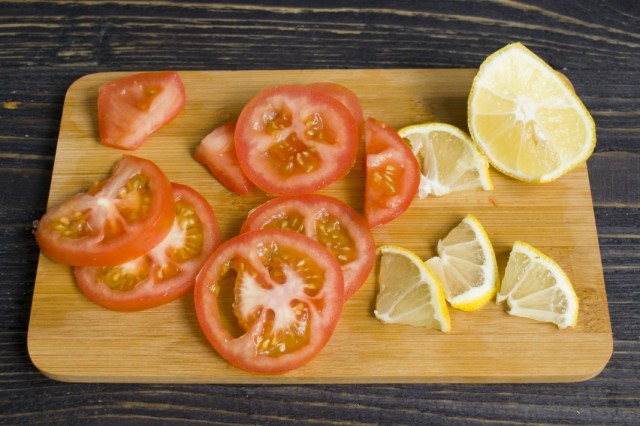 Нарезаем лимон и помидоры