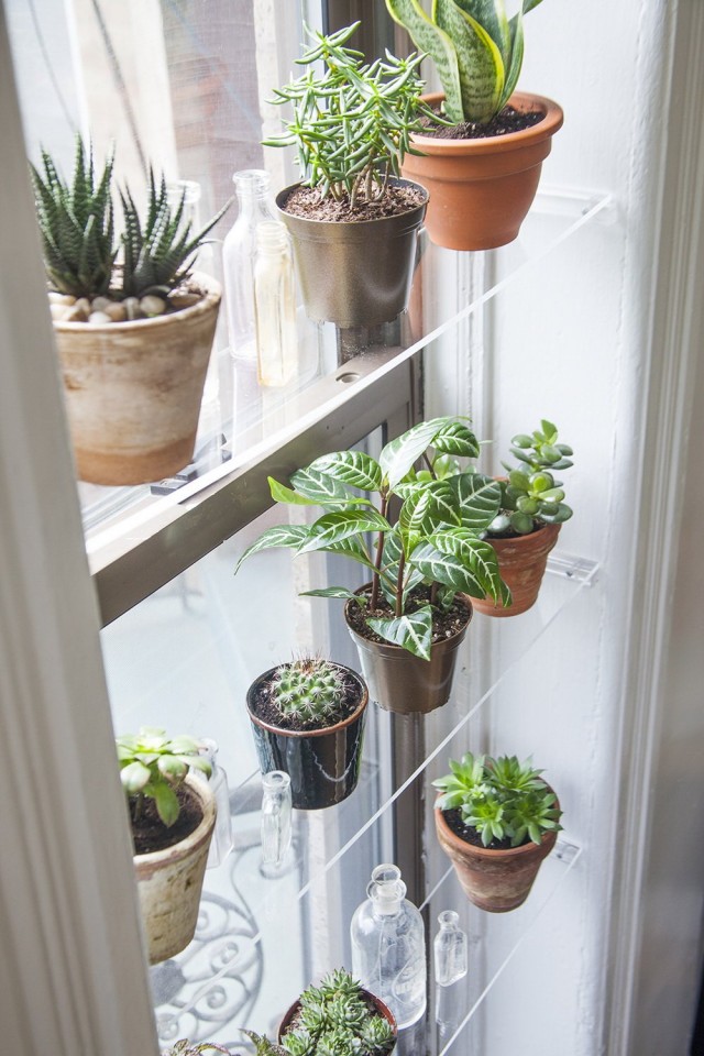 Дополнительные полки для размещения растений у окна