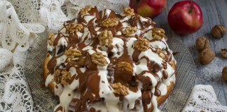 Бисквитный торт с грецкими орехами и сметанным кремом