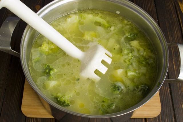 Готовый суп из брокколи измельчаем блендером