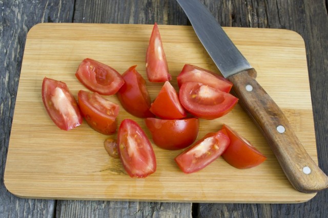 Обжариваем очищенные помидоры