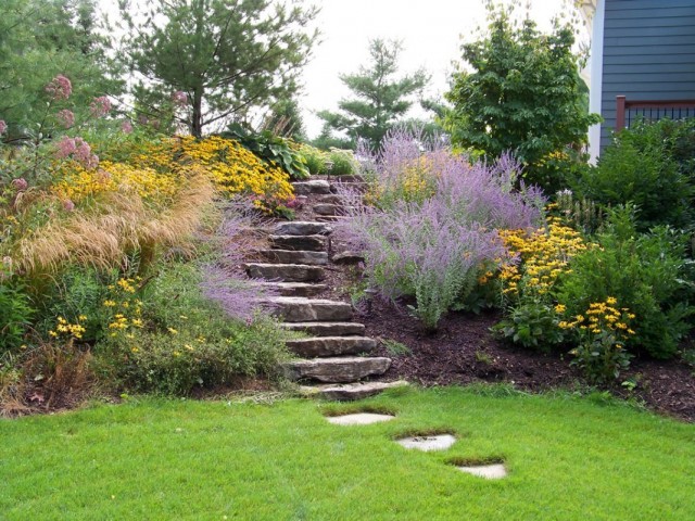 Маскирующий цветник у лестницы в саду