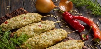 Колбаски гриль из куриного филе с острыми и пряными приправами