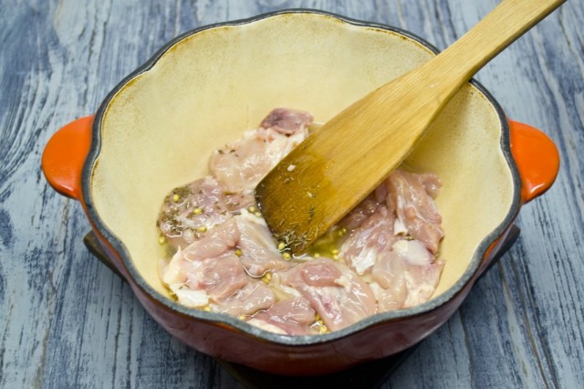 Обжариваем нарезанную курицу Обжариваем нарезанную курицу