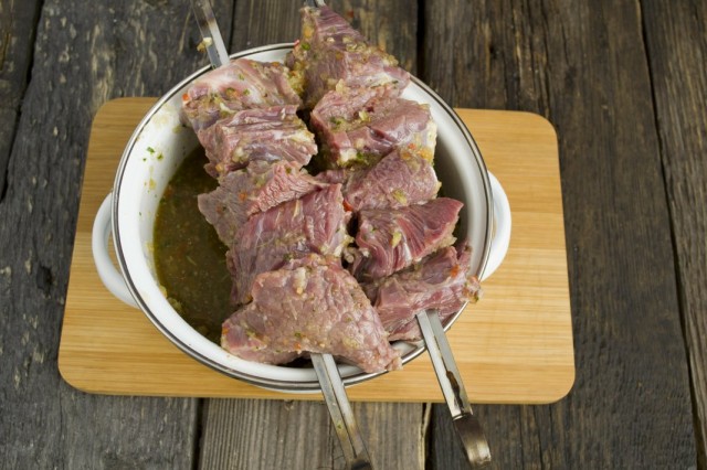 Нанизываем маринованное мясо на шампуры Нанизываем маринованное мясо на шампуры