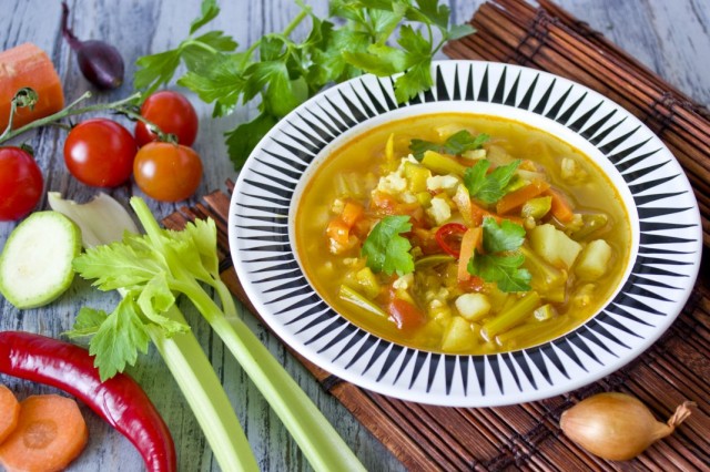 Суп из куриной грудки с цуккини и куркумой Суп из куриной грудки с цуккини и куркумой