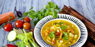 Суп из куриной грудки с цуккини и куркумой