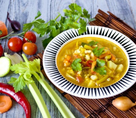 Суп из куриной грудки с цуккини и куркумой