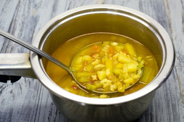 Варим cуп из куриной грудки с цуккини и куркумой еще 15 минут Варим cуп из куриной грудки с цуккини и куркумой еще 15 минут