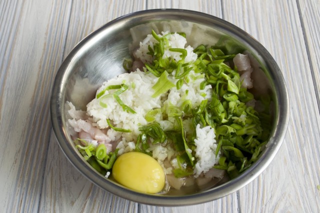 Разбиваем куриное яйцо Разбиваем куриное яйцо