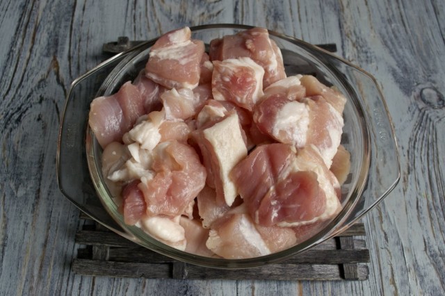 Нарезаем свинину крупными кусками Нарезаем свинину крупными кусками