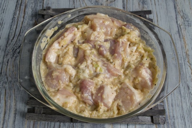 Смешиваем мясо с маринадом и ставим мариноваться Смешиваем мясо с маринадом и ставим мариноваться