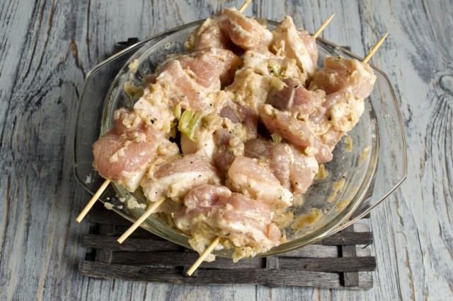 Нанизываем маринованное мясо на шпажки Нанизываем маринованное мясо на шпажки