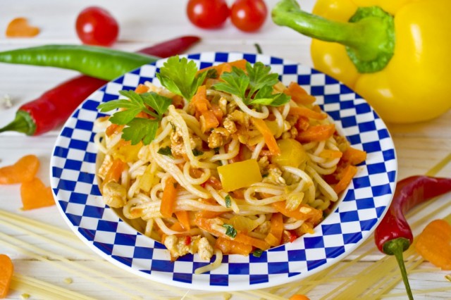 Спагетти с курицей и овощами Спагетти с курицей и овощами
