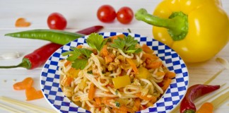 Спагетти с курицей и овощами
