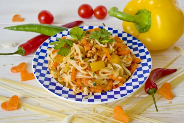 Спагетти с курицей и овощами Спагетти с курицей и овощами