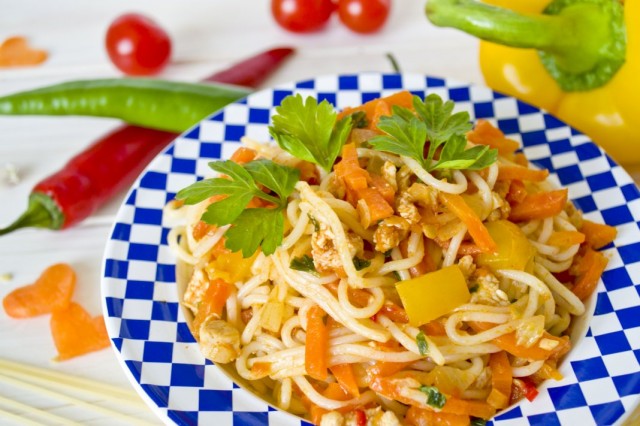 Спагетти с курицей и овощами Спагетти с курицей и овощами