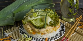 Бефстроганов из курицы с луком пореем, рисом, брокколи и цветной капустой