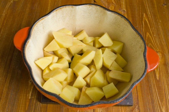 В разогретое масло выкладываем нарезанный картофель