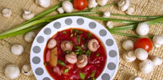 Красный борщ из свёклы с курицей и шампиньонами