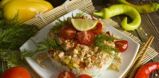 Куриное филе с рисом и овощами по-корейски