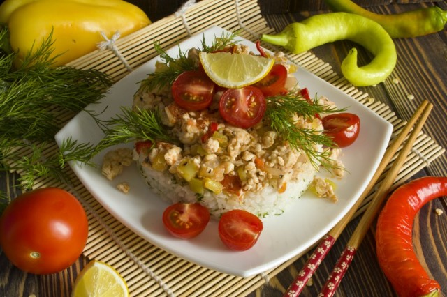 Куриное филе с рисом и овощами по-корейски