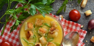 Куриный крем-суп с гренками