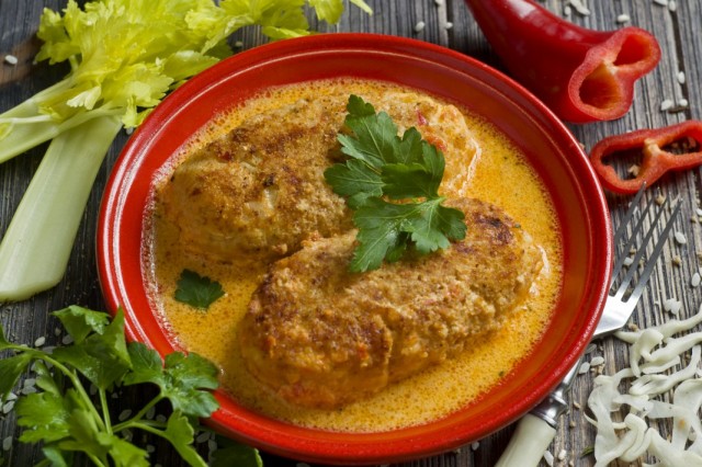 Ленивые голубцы в духовке с рисом и курицей в томатном соусе