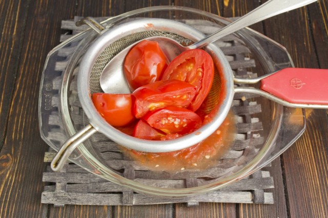 Приготовленные на пару помидоры протираем через сито