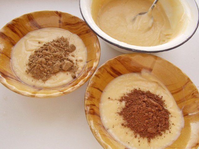 Разделяем тесто на три порции и добавляем в одну порцию какао порошок, в другую ореховую муку