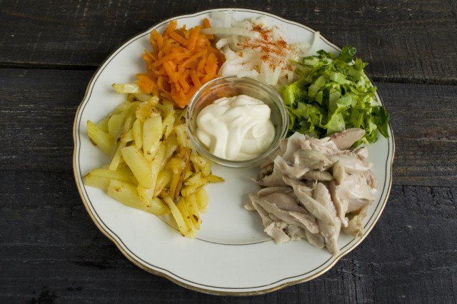Выкладываем на край тарелки отваренное куриное мясо Выкладываем на край тарелки отваренное куриное мясо