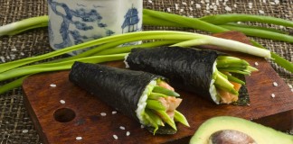 Темаки суши с авокадо и форелью