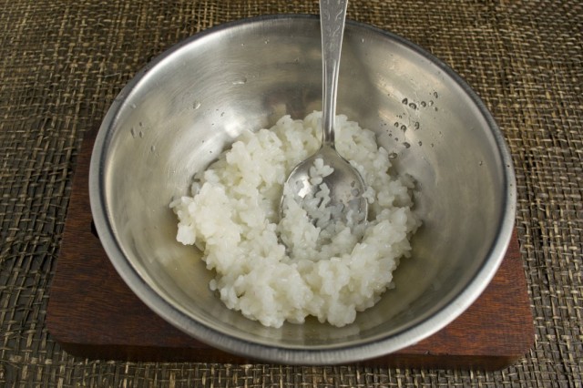 Остывший рис смешиваем с маринадом